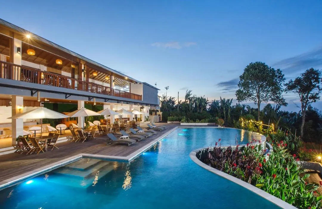 Giriwood Hotel & Villa-1