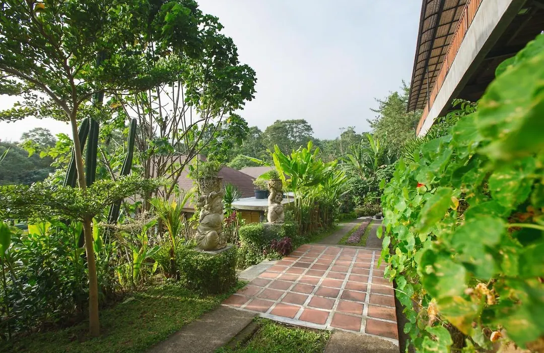 Giriwood Hotel & Villa-1
